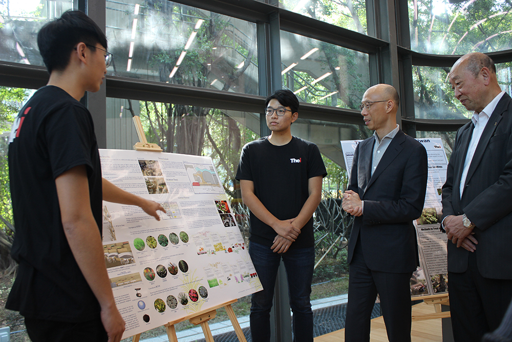 HLM students presenting their study to Mr. KS Wong, Secretary for the Environment of the Hong Kong Government.